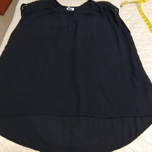 Thin fabric sleeveless blouse (apx.29 inches long)